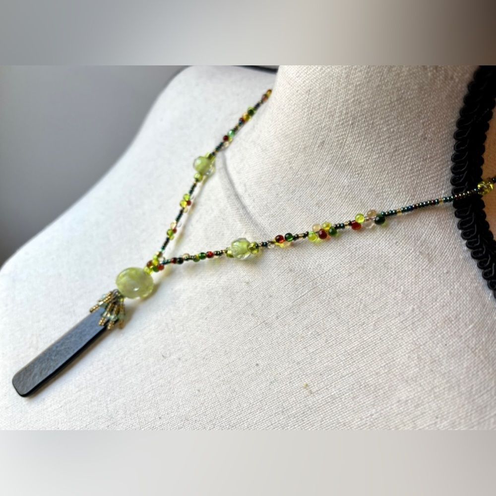 Glass bead necklace lime + w/black pendant - Picture 4 of 10